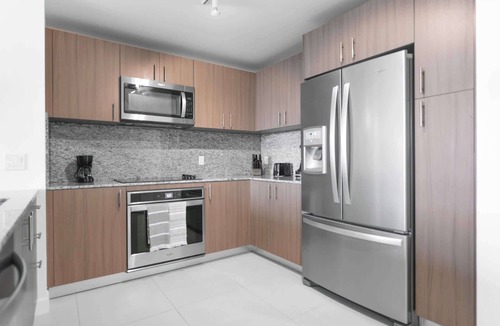 Doral Condo | Prime Doral Location | Pool & Gym