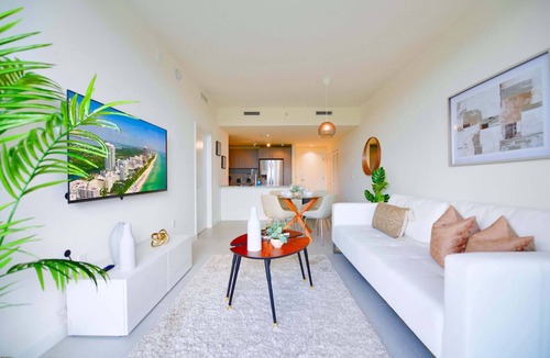 Doral Condo | Prime Doral Location | Pool & Gym