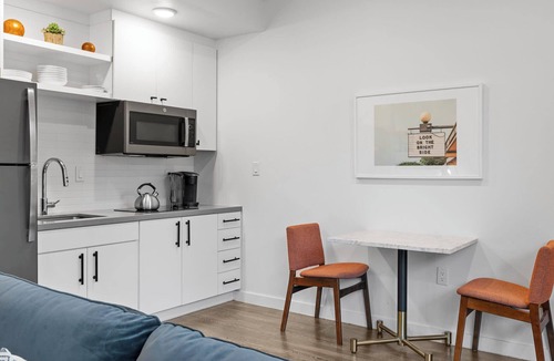 East Cesar Chavez Apartment | Prime DT ATX Studio | Mins to Rainey St | Patio