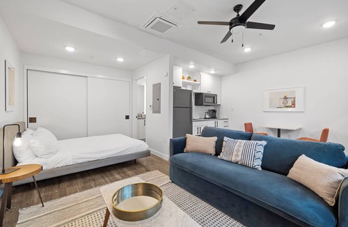East Cesar Chavez Apartment | Prime DT ATX Studio | Mins to Rainey St | Patio