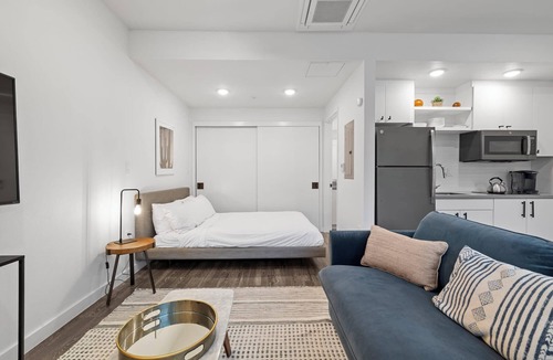 East Cesar Chavez Apartment | Prime DT ATX Studio | Mins to Rainey St | Patio