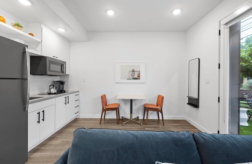 East Cesar Chavez Apartment | Prime DT ATX Studio | Mins to Rainey St | Patio