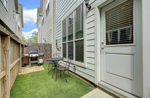 Shady Acres House | +Prime HTX Heights Location +Walkable to Dining/Coffee +King/Queen & Bunk Rooms