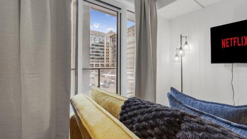 Garden District Apartment | Prime Location 1BR with Queen Bed - Near Dundas Square