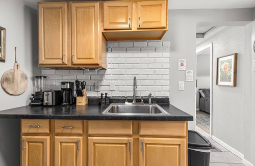 Warren Apartment | Prime Location! 2BR, King Bed w/Laundry