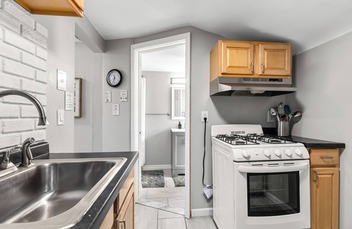 Warren Apartment | Prime Location! 2BR, King Bed w/Laundry