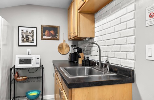 Warren Apartment | Prime Location! 2BR, King Bed w/Laundry