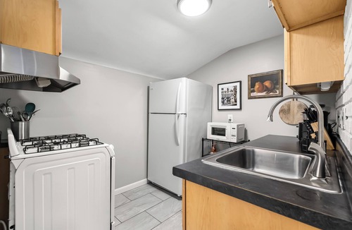 Warren Apartment | Prime Location! 2BR, King Bed w/Laundry