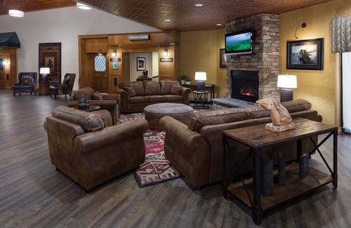 Casper House | Prime Location! 3 Classic Units, Free Breakfast, Parking, Indoor Pool