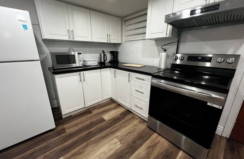Streetsville Apartment | Prime Location 3Bedrooms, 2 Bath,Basement Apt with free parking-Close to Transit