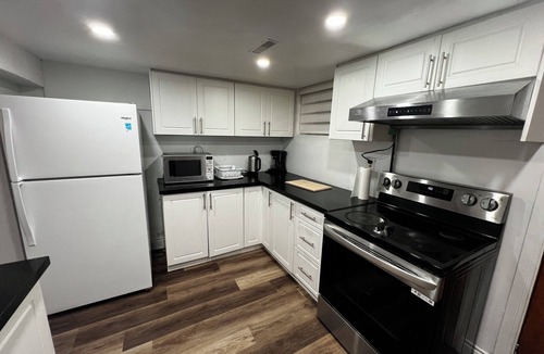 Streetsville Apartment | Prime Location 3Bedrooms, 2 Bath,Basement Apt with free parking-Close to Transit