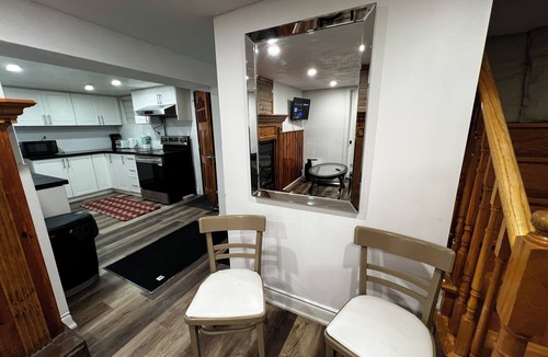 Streetsville Apartment | Prime Location 3Bedrooms, 2 Bath,Basement Apt with free parking-Close to Transit