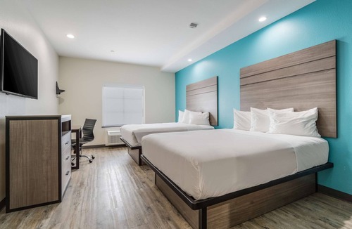 Katy Hotel | Prime Location! 4 Comfortable Units Near Katy Mills Mall, Free Bfast & Parking!