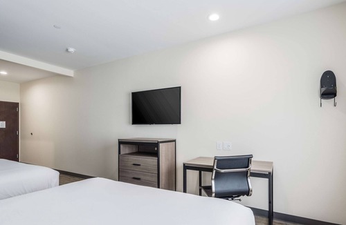 Katy Hotel | Prime Location! 4 Comfortable Units Near Katy Mills Mall, Free Bfast & Parking!