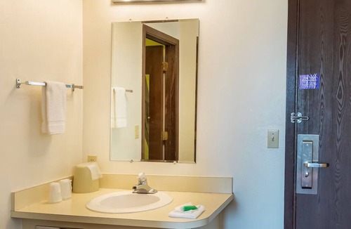 Shelby House | Prime Location, 4 Sleek Units w/Free Parking, Minutes to Lake Shel-oole