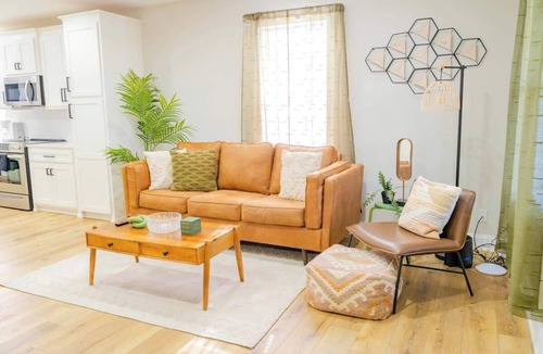 Columbia House | Prime location! 4 BDRM Duplex walking to Downtown