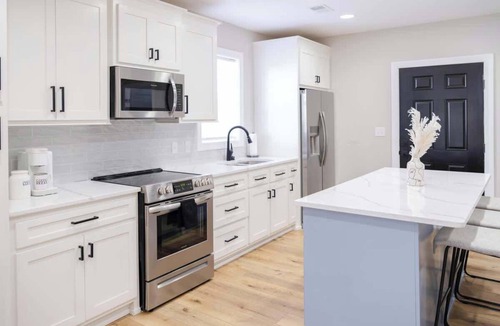 Columbia House | Prime location! 4 BDRM Duplex walking to Downtown