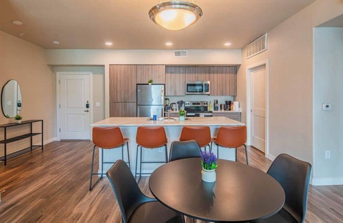 Tempe Apartment | Prime Location | Balcony, Pool, Gym, W/D, Parking