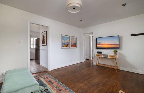 Greensboro House | Prime Location, Charming Cottage - 2 Bedroom