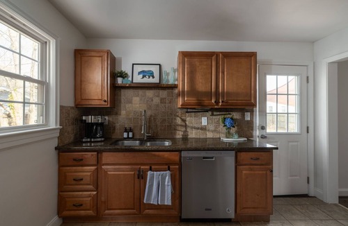 Greensboro House | Prime Location, Charming Cottage - 2 Bedroom