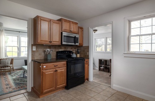 Greensboro House | Prime Location, Charming Cottage - 2 Bedroom