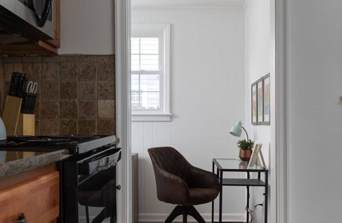 Greensboro House | Prime Location, Charming Cottage - 2 Bedroom