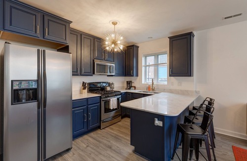Tri-Taylor Apartment | Prime Location - Close to Public Transit, Little Italy, the Medical District and UIC by AllSet Turnover