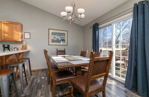 Springfield House | Prime Location Cottage- King Suite