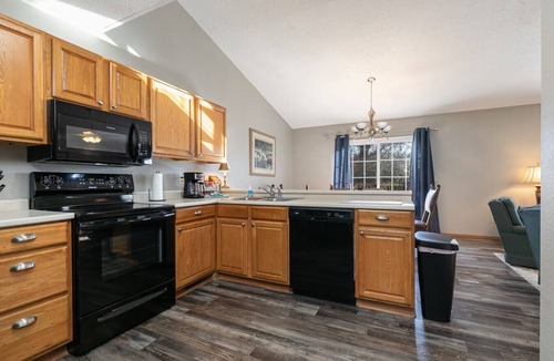 Springfield House | Prime Location Cottage- King Suite