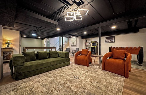 Naperville House | Prime Location - Cozy Naperville HomeStay - GameRoom