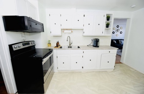 Rideau Heights Apartment | Prime Location Duo Nest & Rest