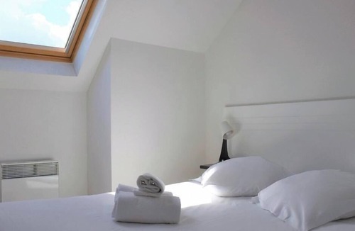 Grandcamp-Maisy Hotel | Prime Location! Onsite Parking, Pool, Pets Allowed! Near Plage de Grandcamp!