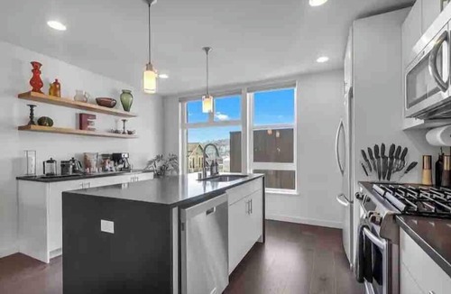 Eastlake House | Prime Location. Lake View. Seattle Skyline View.