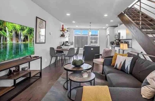 Eastlake House | Prime Location. Lake View. Seattle Skyline View.