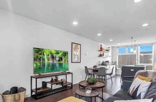 Eastlake House | Prime Location. Lake View. Seattle Skyline View.