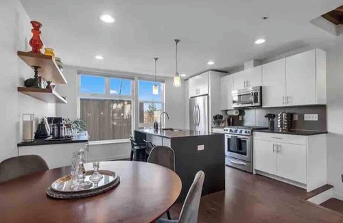 Eastlake House | Prime Location. Lake View. Seattle Skyline View.