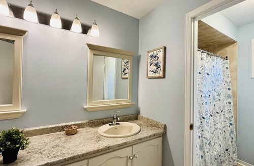 Lakeview House | Prime Location Oasis: Your Gateway to Between Toronto to Niagara Falls
