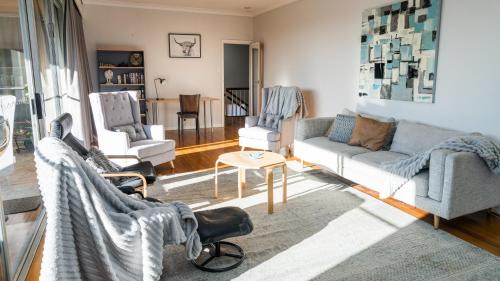 Glen Iris House | Prime Location Private Home Large Pool Pets welcome