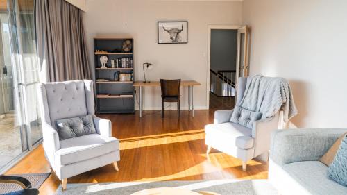 Glen Iris House | Prime Location Private Home Large Pool Pets welcome