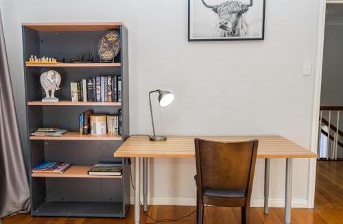 Glen Iris House | Prime Location Private Home Large Pool Pets welcome