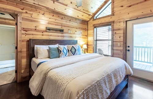 Hochatown Cabin | Prime Location | Sleeps 12 | Wi-Fi | Hot Tub | Fire Pit | Kids Games | Pet OK