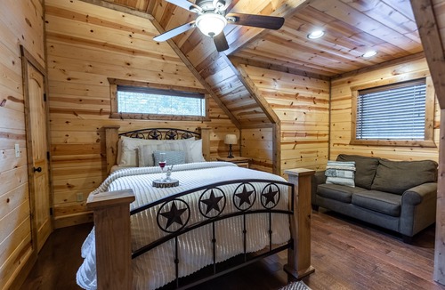 Hochatown Cabin | Prime Location | Sleeps 12 | Wi-Fi | Hot Tub | Fire Pit | Kids Games | Pet OK