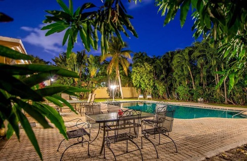 Harbor Beach Villa | PRIME LOCATION — Walk to BEACH, Restaurants, Nightlife, Las Olas — Private Pool