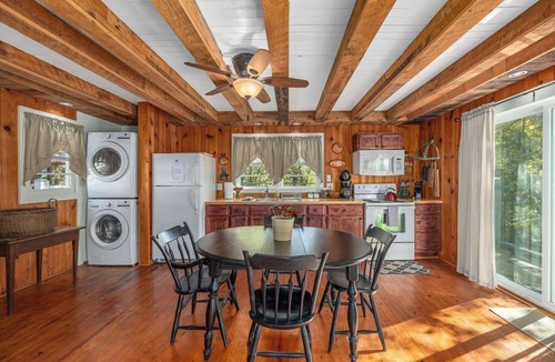 Hot Springs Cottage | Prime Location, Walk to Town, Pet Friendly