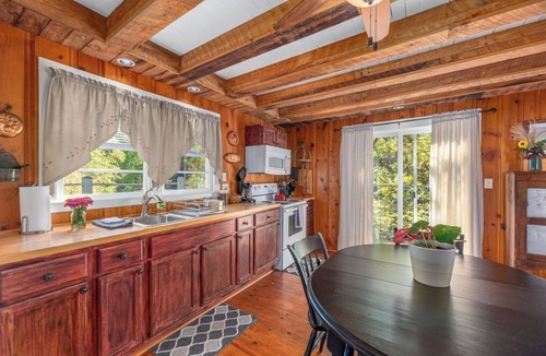 Hot Springs Cottage | Prime Location, Walk to Town, Pet Friendly