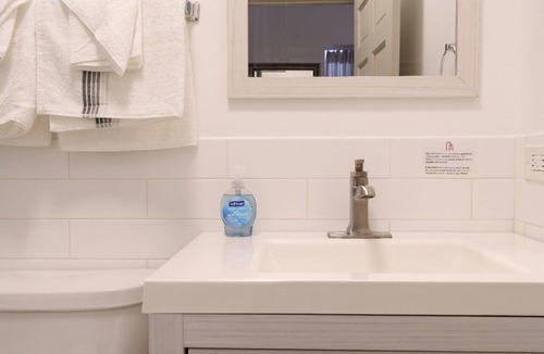 Wicker Park Apartment | Prime Location Wicker Park Studio Close to Shops & Dining