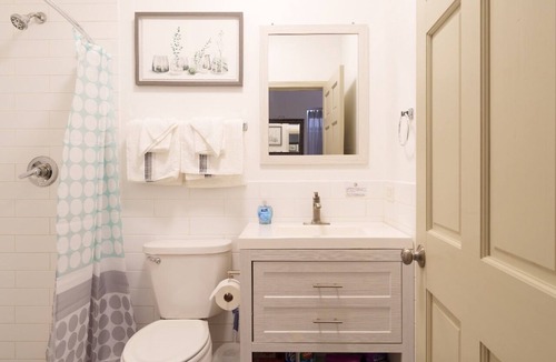 Wicker Park Apartment | Prime Location Wicker Park Studio Close to Shops & Dining