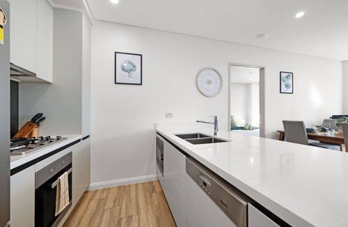 Mascot Apartment | Prime Mascot 2BR + Pool, Gym & Sauna Access