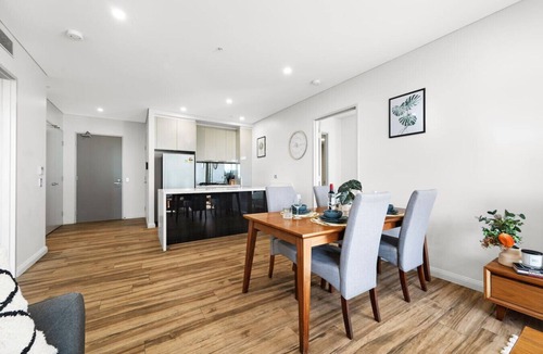 Mascot Apartment | Prime Mascot 2BR + Pool, Gym & Sauna Access