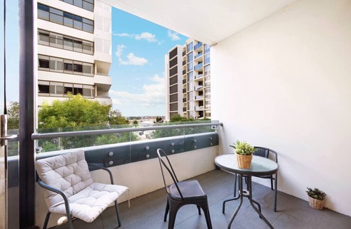 Mascot Apartment | Prime Mascot 2BR + Pool, Gym & Sauna Access